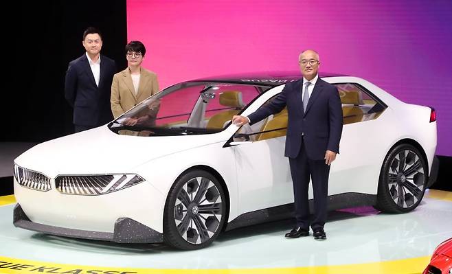 지난해 6월 27일 부산 해운대구 벡스코 제1전시장에서 열린 '2024 부산모빌리티쇼' 프레스데이 행사에서 BMW가 미래 비전을 담은 콘셉트카 BMW 비전 노이어 클라쎄를 전시하고 있다. 뉴스1
