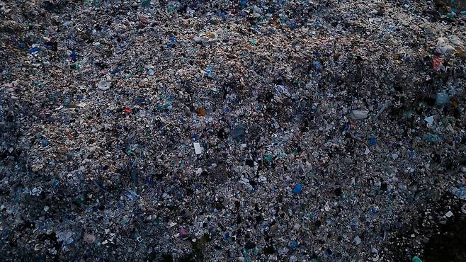 2024년 10월29일 타이 아란야쁘라텟의 한 매립지. 인근에 중고 의류·신발·가방 판매로 알려진 롱끌르아 시장이 있다. 이 시장에서 중고로도 선택받지 못한 물건이 이곳으로 온다. 조윤상 피디