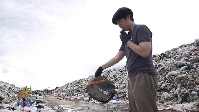 타이 아란야쁘라텟 쓰레기 산에서는 한국 옷과 신발, 가방 등을 어렵지 않게 찾을 수 있다. 쓰레기장 초입에서 ‘○○키즈태권도’라고 한글로 쓰인 가방을 발견했다. 조윤상 피디 jopd@hani.co.kr