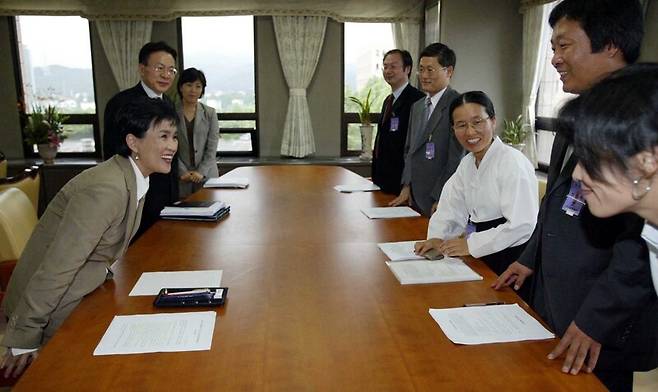 30개 시민사회단체로 구성된 인권단체 연석회의 대표들이 2004년 7월13일 오후 과천정부청사에서 국가보안법, 사회보호법 등에 대한 개정 의견서를 전달하기에 앞서 강금실 법무부 장관(왼쪽 끝)과 인사를 나누고 있다. 오른쪽부터 박숙경 장애우권익문제연구소 팀장, 박래군 인권운동사랑방 활동가, 최서연 원불교 서울외국인센터 소장, 장주영 민주사회를위한변호사모임 사무총장, 이창수 새사회연대 대표. 김태형 기자 xogud555@hani.co.kr