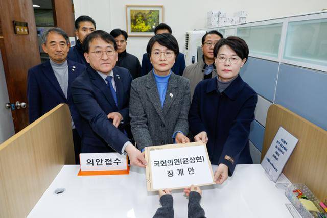 (앞줄 왼쪽부터) 차규근 조국혁신당 의원, 임미애 더불어민주당 의원, 전종덕 진보당 의원이 6일 서울 여의도 국회 의안과에서 전국농민회총연맹의 트랙터 시위에 대해 "난동 세력에는 몽둥이가 답", "종북 좌파의 체제 교란 시도"라고 발언한 윤상현 국민의힘 의원 징계안을 제출하고 있다. 뉴스1