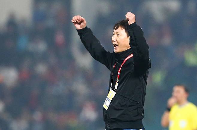 김상식 베트남 축구대표팀 감독이 29일 열린 2024 ASEAN 미쓰비시컵 4강 2차전 싱가포르와의 경기 중 환호하고 있다. 사진=베트남축구연맹