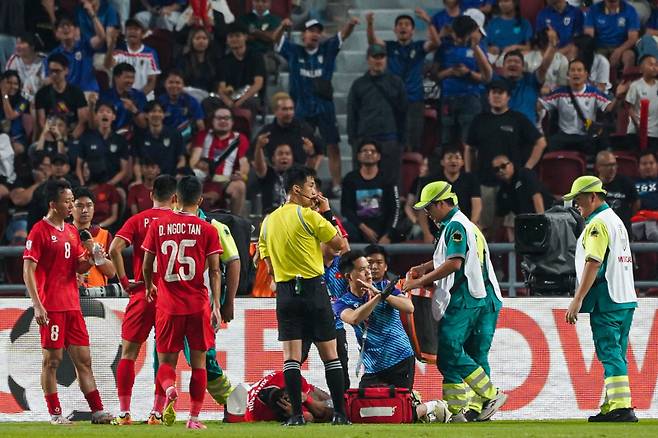 베트남 에이스 응우옌쑤언손이 태국과 미쓰비시컵 결승 2차전에서 부상으로 쓰러진 모습. 사진=AFP 연합뉴스