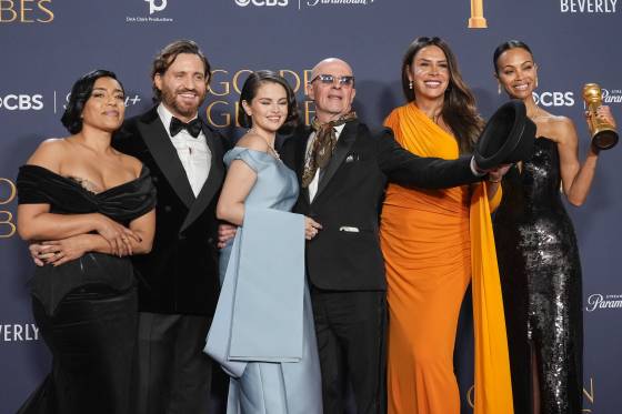 올해 골든글로브 영화 부문 최다 수상은 4관왕을 차지한 '에밀리아 페레즈'에 돌아갔다. 프랑스 감독 자크 오디아르(가운데)의 스페인어 뮤지컬 영화로 지난해 칸영화제 심사위원상, 여자배우상을 받았다. AP=연합