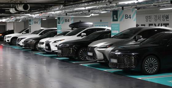 서울 시내의 한 친환경자동차 전용주차구역에 주차된 차량들. 연합뉴스