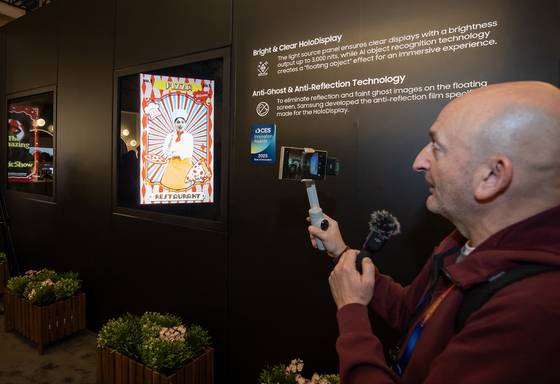 5일(현지시간) 미국 라스베이거스 시저스 팰리스 호텔에서 열린 ‘삼성 퍼스트 룩’ 행사에서 한 참여자가 홀로 디스플레이를 체험하고 있다. 사진 삼성전자