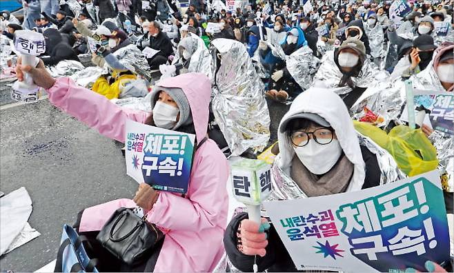 < 관저 인근 뒤덮은 ‘두 목소리’ > 윤석열 대통령 체포영장 집행 시한을 하루 남긴 5일 서울 한남동 대통령관저 인근에서 윤 대통령 지지자가 피켓을 들고 구호를 외치고 있다(위쪽 사진). 보수단체 집회 장소와 불과 수십 미터 떨어진 곳에서 윤 대통령 체포를 촉구하는 민주노총 등 진보단체가 집회를 하고 있다.  /연합뉴스