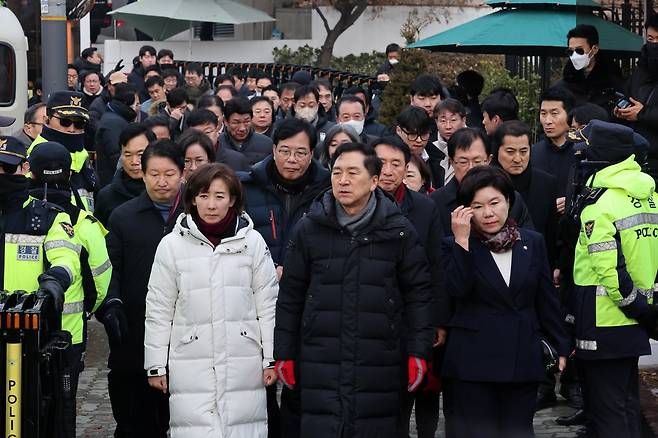 나경원 국민의힘 의원을 비롯한 여당 의원들이 6일 서울 용산구 윤석열 대통령 관저 앞에서 입장을 밝히기 위해 이동하고 있다. / 사진=뉴스1