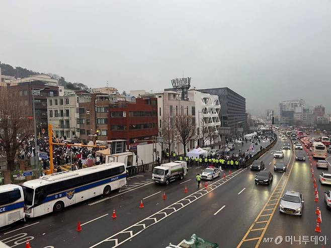 6일 오전 서울 용산구 한남동 한남초등학교 앞에서 보수 단체 시민들과 진보단체 회원들이 집회를 하고 있다. 경찰은 차벽을 세워 양측 집회 구역을 분리했다. /사진=김선아 기자