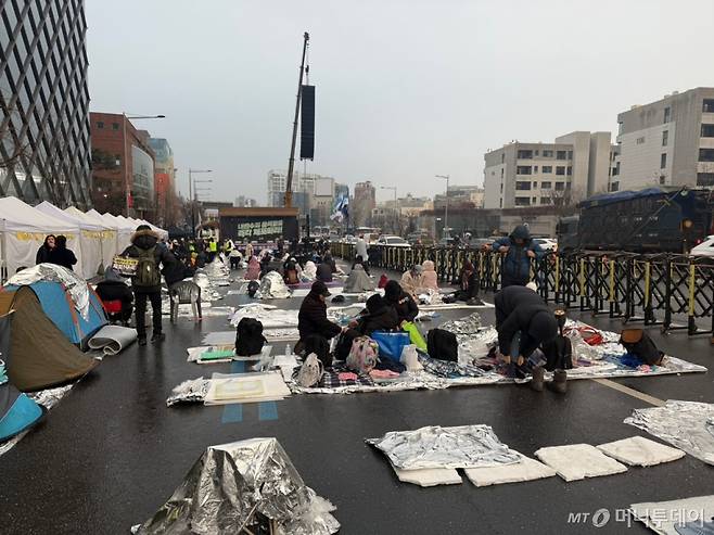 6일 오전 서울 한남동 대통령관저 근처에서 탄핵을 찬성하는 시민 80여명이 한남대로에서 밤을 새웠다. /사진=김선아 기자