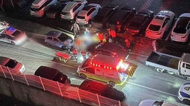 Áö³´Þ 25ÀÏ ¿ÀÈÄ 8½Ã30ºÐÂë °æ³² »çõ½Ã »çõÀ¾ ÇÑ ¾ÆÆÄÆ® µµ·Î¿¡¼ A±ºÀÌ ¶Ç·¡ ¿©ÇлýÀ» Èä±â·Î »ìÇØÇÑ »ç°ÇÀÌ ¹ß»ýÇØ Ã⵿ÇÑ °æÂû°ú ¼Ò¹æÀÌ ÇöÀåÀ» Á¶»çÇϰí ÀÖ´Ù./»çÁø=´º½º1