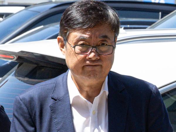 박순관 아리셀 대표가 법정에서 유가족들에게 고개 숙여 사과했다. 사진은 사망자 23명이 발생한 '화성 아리셀 공장 화재'와 관련해 박순관 아리셀 대표가 지난해 8월28일 구속 전 피의자 심문을 마친 후 대기 장소인 경기 수원시 영통구 수원남부경찰서 유치장으로 들어서는 모습. /사진=뉴스1