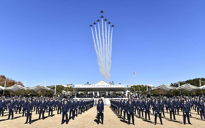 공군이 군 특성에 맞는 체계적이고 전문적인 학군단 교육환경 구축을 위해 공군학생군사학교를 창설했다. 자료사진. 공군 장교 임관식.[공군 제공]