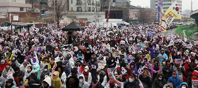 5일 서울 용산구 한남동 대통령 관저 인근에서 시민들이 윤석열 대통령을 지지하는 탄핵 반대 집회를 하고 있다. [뉴시스]