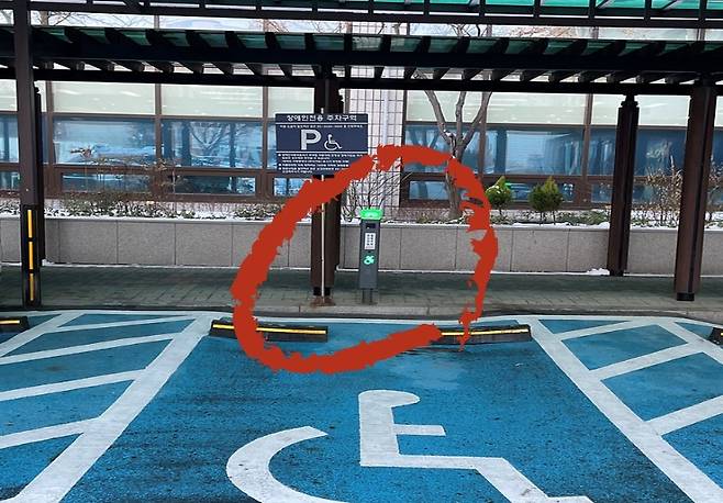 서울시 양천구청 후문 주차장에 설치된 장애인전용주차구역 스마트지킴이 모습. [양천구청 제공]