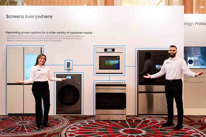 [라스베이거스=뉴시스]삼성전자 모델들이 CES 2025를 앞두고 진행한 AI 가전 프라이빗 쇼에서 삼성전자 가전제품 기기간 연결 시나리오를 소개하고 있다. (사진 = 삼성전자) 2025.01.06. photo@newsis.com  *재판매 및 DB 금지