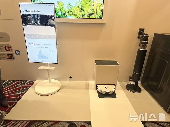 [라스베이거스=뉴시스]이현주 기자 = 삼성전자가 미국 라스베이거스에서 열리는 세계 최대 IT·전자 전시회 'CES 2025'를 앞두고 차별화된 '홈AI' 기능과 가전 제품 기기간 연결 시나리오를 5일(현지시간) 공개했다. 빈 집에서 움직임을 인식하자 촬영을 시작한 로봇청소기. lovelypsyche@newsis.com