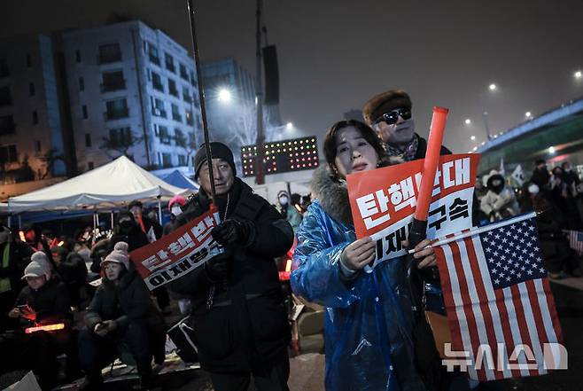 [서울=뉴시스] 정병혁 기자 = 윤석열 대통령의 체포영장 유효기간 마지막 날인 6일 서울 용산구 대통령 관저 인근에서 열린 윤석열 대통령 탄핵 기각 촉구 집회 참가자들이 피켓을 들고 있다. 2025.01.06. jhope@newsis.com