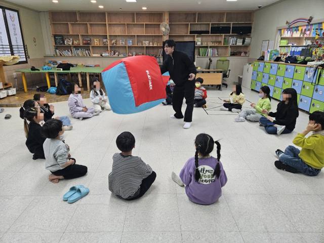 ▲익산시 인구 증가는 만성적인 '전출초과 현상'을 극복하고 작년 9월부터 전입자가 전출자를 크게 웃도는 전입초과로 급선회했고 그 추세가 4개월째 이어지고 있다는 점에서 비상한 관심을 끈다. 사진은 초등학교 돌봄 시책의 모습 ⓒ익산시