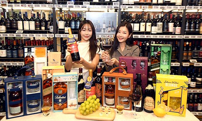 6일 오전 서울 이마트 용산점에서 모델들이 와인·위스키 설 선물세트를 홍보하고 있다. 이마트는 푸른 뱀띠 새해를 기념해 '조니워커 블루뱀띠 에디션', '몬테스 알파 카버네소비뇽 스페셜 뱀띠 에디션' 등을 선보이고, '아벨라워 14년 700㎖' 등을 사전예약시 할인 판매한다.