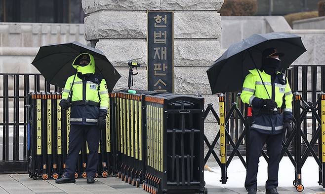 헌법재판소가 윤석열 대통령 탄핵심판의 정식 변론(14일)을 약 일주일 앞둔 6일 재판관 회의를 열고 본격적인 재판 준비에 돌입했다. 조한창·정계선 헌법재판관이 임기를 시작해 8인 체제가 된 이후 처음 열린 회의다. 연합뉴스