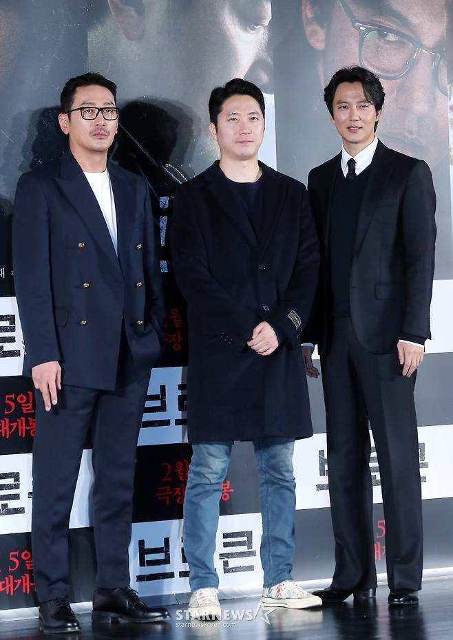 김진황 감독(가운데), 배우 하정우, 김남길이 6일 오전 서울 광진구 롯데시네마 건대입구에서 진행된 영화 '브로큰' 제작보고회에 참석해 포즈를 취하고 있다.   '브로큰'은 시체로 돌아온 동생과 사라진 그의 아내, 사건을 예견한 베스트셀러 소설까지, 모든 것이 얽혀버린 그날 밤의 진실을 밝히기 위해 끝까지 달려가는 민태(하정우 분)의 분노의 추적을 그린 이야기. 오는 2월 5일 개봉. 2025.01.06 /사진=김창현 chmt@