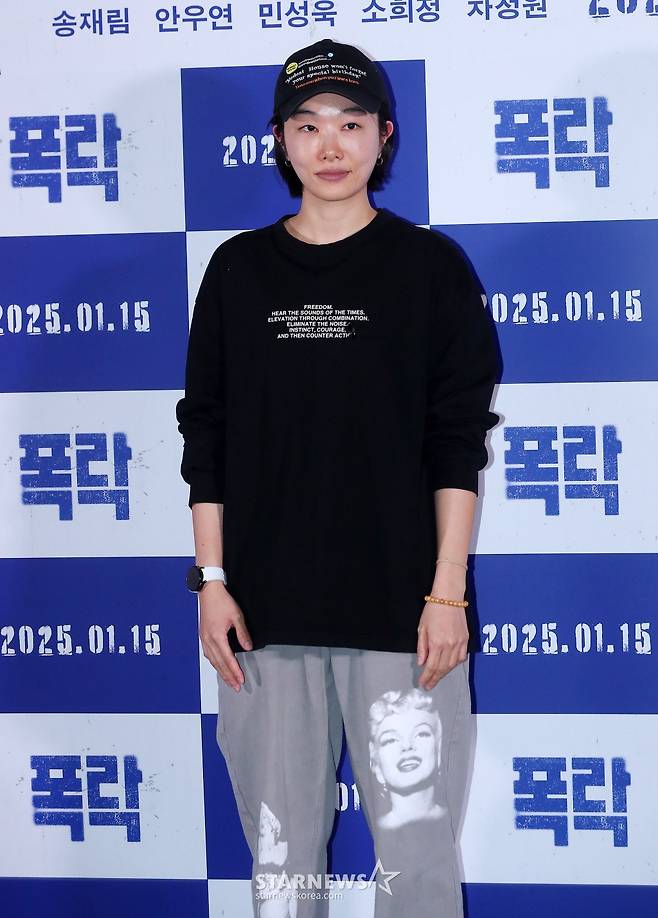 현해리 감독이 6일 오후 서울 용산구 아이파크몰 CGV에서 진행된 영화 '폭락' 언론시사회 및 기자간담회에 참석해 포즈를 취하고 있다.  '폭락'은 고(故) 송재림 배우의 유작이자 가상화폐 시장에 뛰어든 청년 사업가 혹은 사기꾼의 이야기를 그린 영화다. 오는 15일 개봉. 2025.01.06 /사진=김창현 chmt@