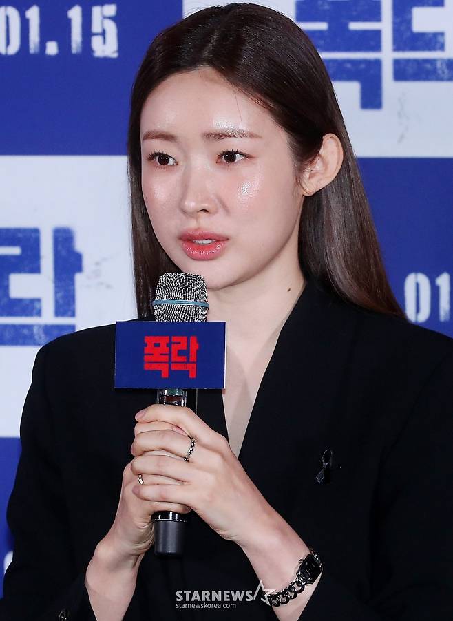 배우 차정원이 6일 오후 서울 용산구 아이파크몰 CGV에서 진행된 영화 '폭락' 언론시사회 및 기자간담회에 참석해 인사말을 하고 있다.  '폭락'은 고(故) 송재림 배우의 유작이자 가상화폐 시장에 뛰어든 청년 사업가 혹은 사기꾼의 이야기를 그린 영화다. 오는 15일 개봉. 2025.01.06 /사진=김창현 chmt@