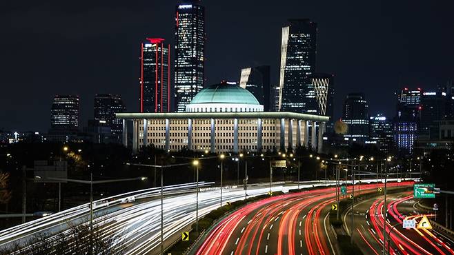 2024년 국내 증시가 정치적 불확실성의 영향으로 부진한 모습을 기록했다.[사진｜뉴시스]