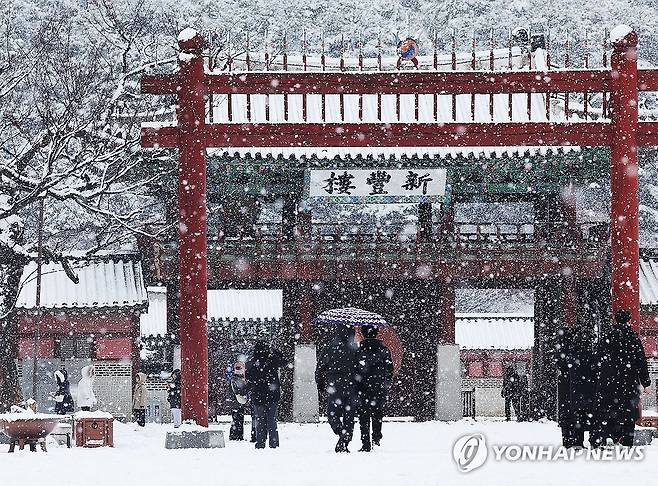 펑펑 내리는 눈 (수원=연합뉴스) 홍기원 기자 = 수도권 곳곳에 대설주의보가 발효 중인 5일 오전 경기도 수원시 팔달구 화성행궁에 눈이 내리고 있다. 2025.1.5 xanadu@yna.co.kr