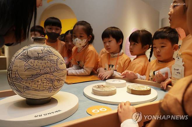 전시 설명 듣는 어린이들 (서울=연합뉴스) 강민지 기자 = 18일 오전 서울 용산구 국립중앙박물관 어린이박물관에서 어린이들이 전시 설명을 듣고 있다.  국립중앙박물관은 '알기(+) 덜기(- ÷) 잇기(×), 문화유산 속 마음'을 주제로 어린이박물관 상설 전시실을 새로 단장했다. 2024.11.18 mjkang@yna.co.kr