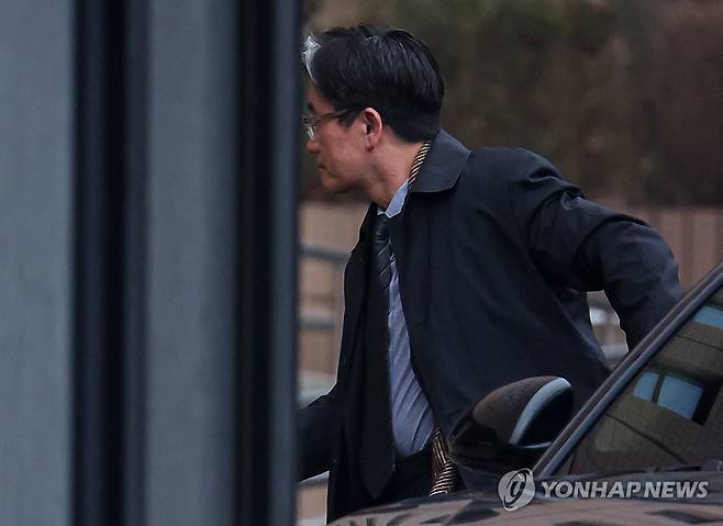 공수처 '체포영장 집행 난관' 국수본에 일임 (과천=연합뉴스) 김도훈 기자 = 오동운 고위공직자범죄수사처장이 6일 오전 정부과천청사 내 공수처 청사로 출근하고 있다.      공수처는 이날 윤석열 대통령에 대한 체포영장 집행 관련 업무를 경찰에 일임하겠다는 공문을 경찰 국가수사본부에 발송했다. 2025.1.6 superdoo82@yna.co.kr