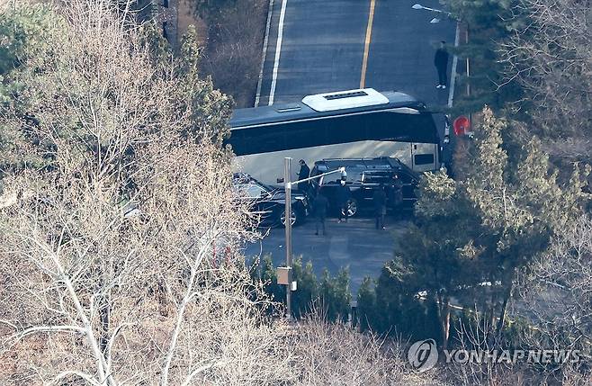 공수처, 한남동 관저 체포영장 집행 시도 (서울=연합뉴스) 김인철 기자 = 고위공직자범죄수사처가 윤석열 대통령의 체포영장 집행에 나선 3일 서울 용산구 한남동 대통령 관저 경내 도로를 대통령 경호 인원들이 차량으로 막고 있다. 2025.1.3 yatoya@yna.co.kr