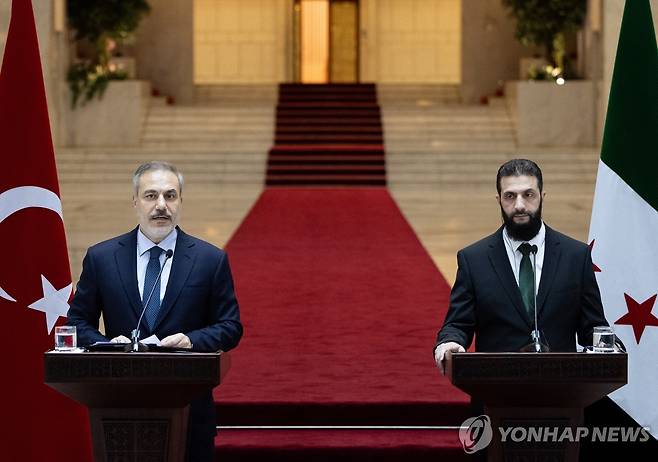 지난달 22일 시리아 과도정부 실권자 아메드 알샤라(오른쪽) 만난 하칸 피단 튀르키예 외무장관 [EPA 연합뉴스 자료사진. 재판매 및 DB 금지]