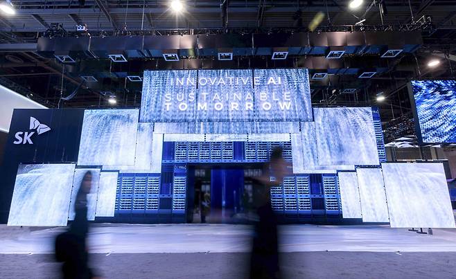 SK텔레콤이&nbsp;7일부터 나흘간 미국 라스베이거스에서 열리는 ‘CES 2025’에서 혁신적&nbsp;AI&nbsp;기술과 서비스들을 선보인다. SK전시관 입구에 설치된&nbsp;‘혁신의 문(Innovation Gate)’ 전경 사진=SK텔레콤