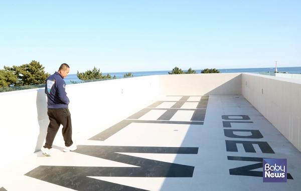 서상호 올덴리조트 대표가 해수 온천수로 채워질 인피니티풀 시설을 점검하고 있다. 소장섭 기자 ⓒ베이비뉴스