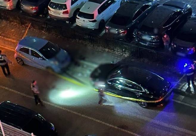 지난 25일 오후 8시 30분께 경남 사천시 사천읍 한 도로에서 10대 A군이 또래 여학생을 흉기로 살해한 사건이 발생해 신고를 받고 출동한 경찰이 현장을 조사하고 있다 (사진=뉴스1)