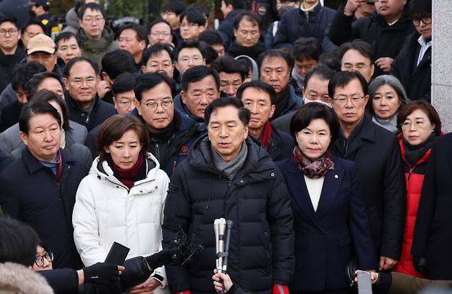 윤석열 대통령에 대한 체포영장 집행을 저지하기 위해 나선 국민의힘 의원들이 6일 오후 서울 용산구 대통령 관저 앞에서 입장발표를 하고 있다. (사진=연합뉴스)