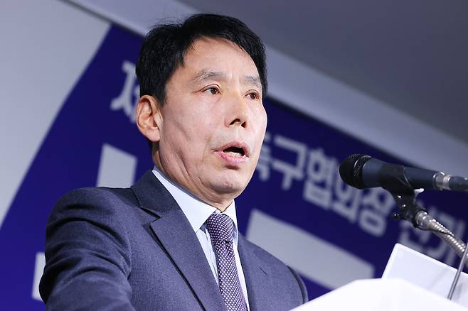 제55대 대한축구협회장 선거 출마 기자회견에서 공약을 발표하는 신문선 후보