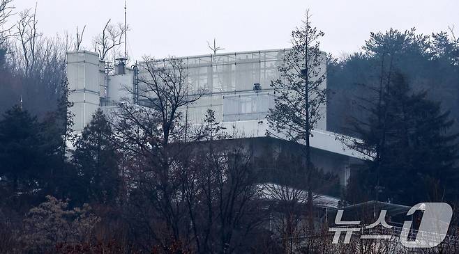 고위공직자범죄수사처(공수처)가 체포영장 유효기간 마지막 날을 앞두고 경찰에 체포영장 집행을 경찰에 일임한 6일 서울 용산구 한남동 대통령 관저가 고요한 모습을 보이고 있다. 2025.1.6/뉴스1 ⓒ News1 김성진 기자