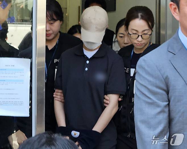 육군 12사단 '훈련병 사망' 사건과 관련해 규정을 어긴 군기훈련(얼차려)을 지시한 혐의를 받는 중대장이 지난해 6월21일 강원도 춘천지법에서 열린 영장실질심사(구속 전 피의자 심문)를 마치고 나서고 있다. 2024.6.21/뉴스1 ⓒ News1 이종재 기자