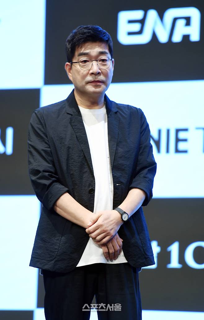 손현주가 12일 신도림 디큐브시티에서 열린 지니TV 오리지날(ENA) 드라마 ‘유어 아너’ 제작발표회 무대에 올라 포즈를 취하고 있다. 강영조기자 kanjo@sportsseoul.com