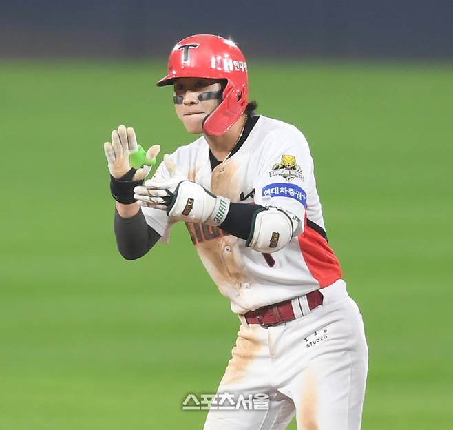 KIA 박찬호가 광주-기아 챔피언스 필드에서 열린 삼성과 2024 KBO 한국시리즈 5차전 2회말 2사 1루에서 2루타를 친 후 환호하고 있다. 광주 | 최승섭기자 thunder@sportsseoul.com