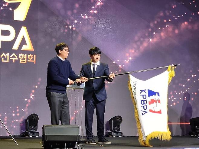 양현종(오른쪽) 한국프로야구선수협회 신임회장이 그랜드 하얏트 호텔에서 리얼글러브 어워드에서 열린 취임식에서 김현수 전임회장과 선수협 기를 흔들고 있다. 사진 | 연합뉴스