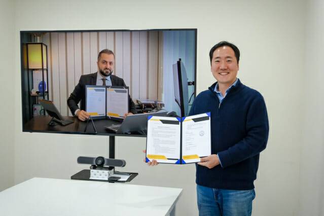 김진효 도구공간 대표(오른쪽)와 아쉬라프 노우리 스마트시티즌 최고경영자(왼쪽)가 기념 사진을 찍고 있다. (사진=도구공간)