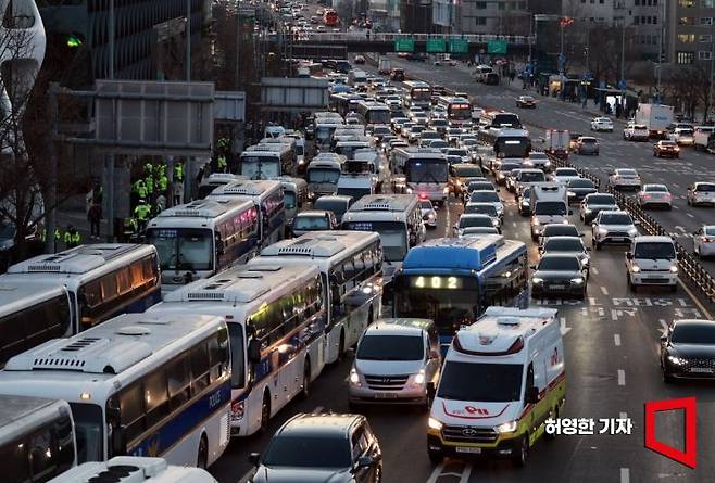 3일 아침 윤석열 대통령에 대한 체포영장 집행을 위해 공수처 관계자들이 서울 한남동 대통령 관저에 도착한 가운데 관저 부근 한남동 도로가 심하게 정체되고 있다. 허영한 기자