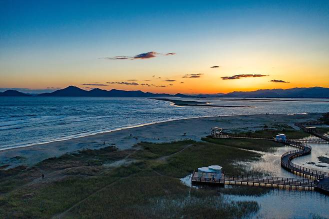 해질녘 다대포해수욕장 전경. 부산시는 이 해수욕장과 주변 다대소각장 등 부지에 '복합 해양레저관광도시' 조성을 추진 중이다./부산시