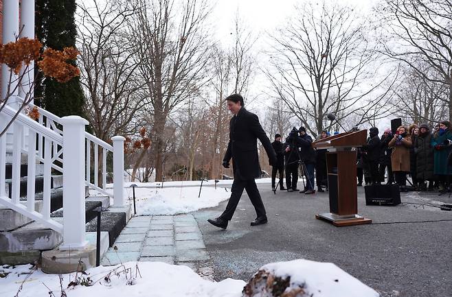 쥐스탱 트뤼도 캐나다 총리가 6일(현지 시각) 오타와 관저 밖에서 자유당 대표직 사임을 발표하는 기자회견을 한 뒤 자리를 떠나고 있다. / AP 연합뉴스