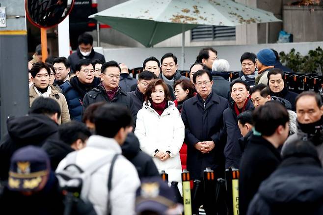 나경원 국민의힘 의원(가운데)과 국민의힘 의원들이 6일 서울 한남동 대통령실 관저에서 공수처의 체포영장에 반발하는 집회에 참석했다. ⓒ나경원 의원 페이스북