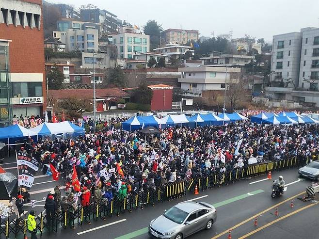 6일 오후 서울 용산구 한남동 대통령 관저 인근에서 보수 지지자들이 모여 집회를 열고 있다.ⓒ데일리안 허찬영 기자